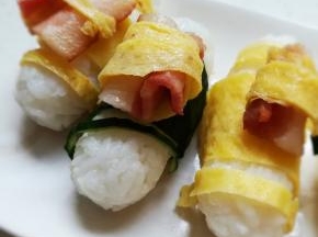 在弄绿色素菜，组装时美美的饭团就做好了