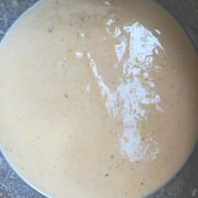 三种面粉加少许盐，五香粉和水调成稠糊