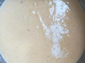 三种面粉加少许盐，五香粉和水调成稠糊