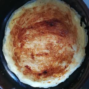 皮上抹甜面酱和腐乳汁儿