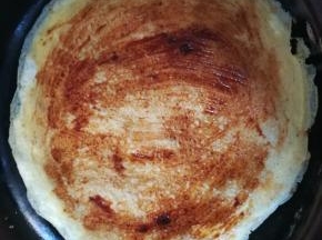 皮上抹甜面酱和腐乳汁儿
