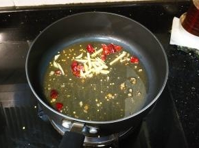 锅里的油，放入干辣椒、姜丝爆香