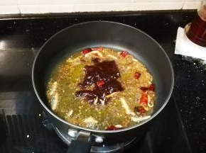 放入蜂蜜一勺、韩式辣酱一勺