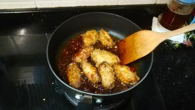 倒入炸好的鸡腿
