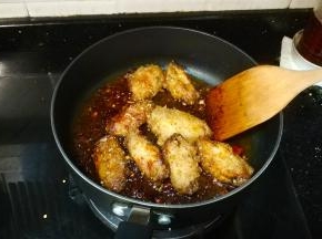 倒入炸好的鸡腿