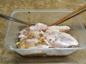 鸡翅洗净沥干水