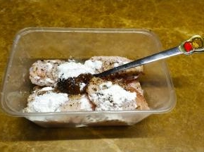 用黑椒盐碎、蜂蜜、淀粉腌一晚