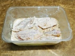 一晚后加入一只鸡蛋让鸡翅裹满粉液