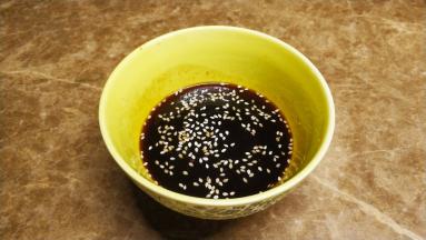 锅中倒入味淋、蜂蜜、酱油、白葡萄酒或青酒、蒜蓉煮开后关火，倒入白芝麻搅拌均匀即可