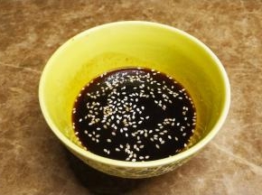 锅中倒入味淋、蜂蜜、酱油、白葡萄酒或青酒、蒜蓉煮开后关火，倒入白芝麻搅拌均匀即可