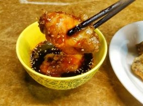 将鸡翅放在酱汁里泡一下就可以吃了！