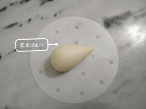 用手掌搓成水滴状。