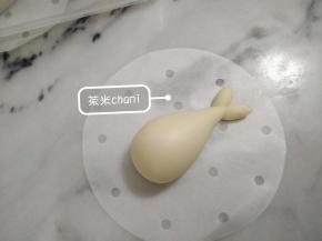 粘水贴尾巴处。