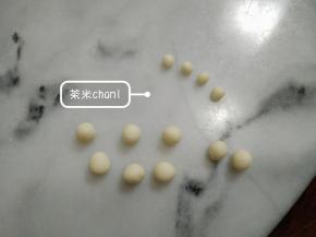 搓出1克的大圆，当小前鳍的。
绿豆小的小圆是当鼻子用的。
