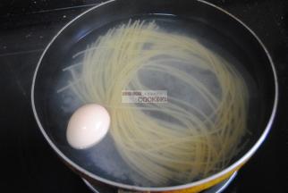 意面和清水放入锅内，鸡蛋洗干净后也放入锅内，大火煮开后加入盐和1勺油，防止粘连，大约煮沸8分钟，捞出意面备用。