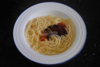 趁意面热的时候加入喜欢的拌面酱或者甜辣酱拌匀，咸度看个人喜好，我吃的时候要加辣椒的。