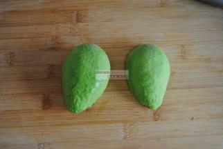 挑选熟透的牛油果，从中间破开，扭一下就能分开，去掉表皮。