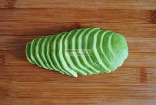 把牛油果切片，熟透的牛油果口感的软糯清香的，咸甜口感都能搭配。