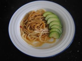 把牛油果摆上，再放上青菜和圣女果，鸡蛋，大功告成，10分钟内就能做好，太简单了~
