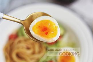 这个时间的蛋是溏心的，蛋黄中间还是软的，老婆最喜欢吃这样的鸡蛋，加点甜辣酱，味道太妙了~