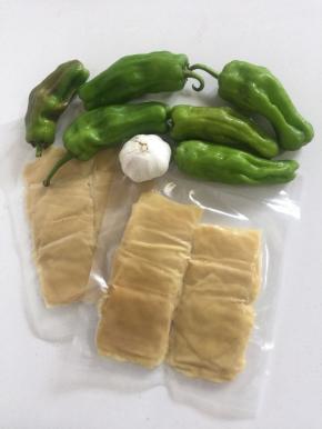 准备好所需的主要食材：
豆干2袋，青椒6个，蒜瓣1个，红辣椒2个（拍照的时候忘记拿了。）