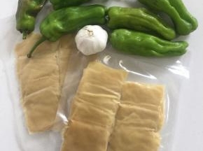 准备好所需的主要食材：
豆干2袋，青椒6个，蒜瓣1个，红辣椒2个（拍照的时候忘记拿了。）