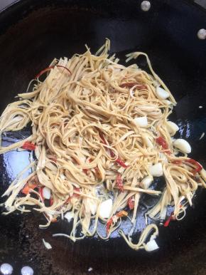 放入豆干丝翻炒均匀。