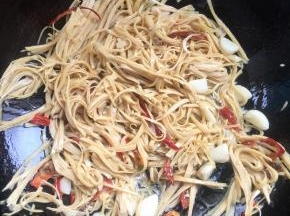 放入豆干丝翻炒均匀。