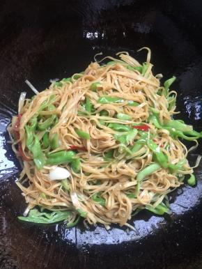 一盘鲜香味美的青椒炒豆干就做好啦，开吃吧。