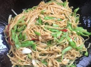 一盘鲜香味美的青椒炒豆干就做好啦，开吃吧。