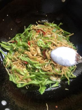 加入一勺盐翻炒均匀。