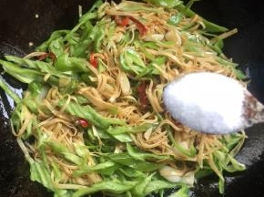 加入一勺盐翻炒均匀。