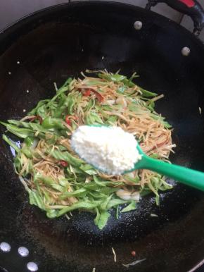 起锅前加入一勺鸡精调味即可。