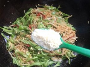 起锅前加入一勺鸡精调味即可。