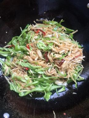 放入青椒丝翻炒均匀。