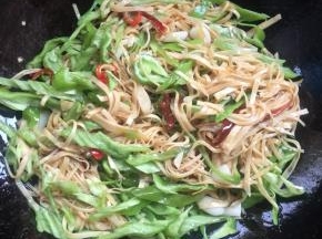 放入青椒丝翻炒均匀。