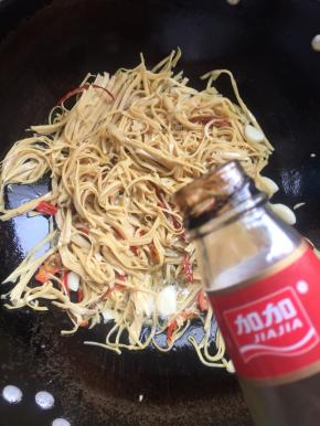放入一勺蚝油翻炒片刻。
