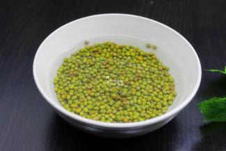 绿豆洗净，用清水浸泡。