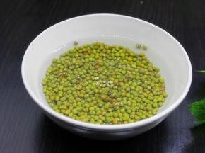 绿豆洗净，用清水浸泡。