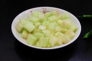 西瓜用勺子把西瓜里的红肉用勺子挖出，别用嘴巴直接吃哦，有口水的，哈哈，如果你觉得不介意口水，我也没意见。再把西瓜皮绿衣部分削掉，洗净，切小块。