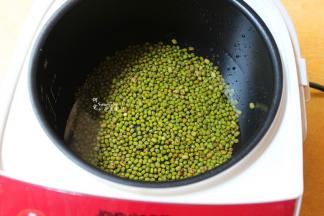 浸泡好的绿豆，沥干水倒入锅里，再加入适量的水
