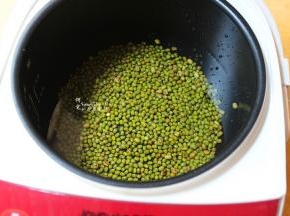浸泡好的绿豆，沥干水倒入锅里，再加入适量的水