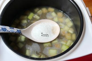 这个时候加入白砂糖，拌均；再熬煮3分钟关电源，焖10分钟就可以吃了。