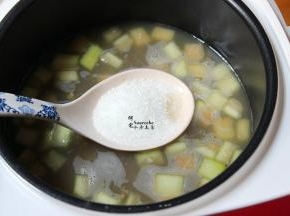 这个时候加入白砂糖，拌均；再熬煮3分钟关电源，焖10分钟就可以吃了。