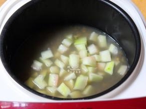 盖上盖子，按煲粥键，熬煮30-40分钟，绿豆软绵，开盖，把切好的西瓜皮加入，再次盖上盖子，熬煮10分钟，西瓜皮熟了