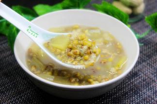 放入冰箱，冷藏，吃冰爽的西瓜皮绿豆糖水。