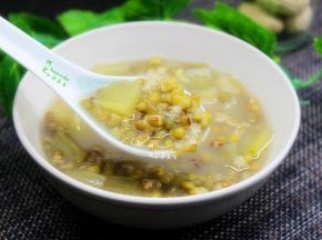 放入冰箱，冷藏，吃冰爽的西瓜皮绿豆糖水。