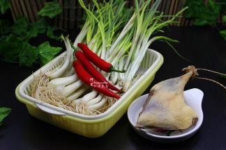 准备食材，荞头菜、腊鸭腿、红辣椒、生姜；