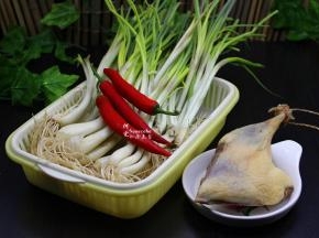 准备食材，荞头菜、腊鸭腿、红辣椒、生姜；