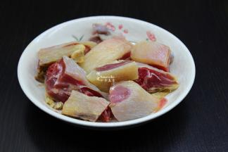 鸭腿洗净，切块，红辣椒、生姜分别洗净切好待用；